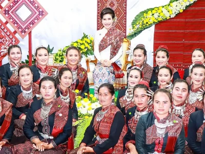 诗妮娜贵妃妩媚动人，大红唇造型有女人味