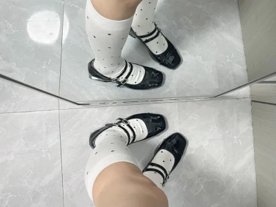 宝子们，黑色短裙搭哪一个好！！！
