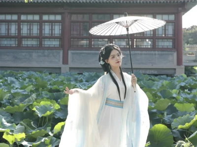 白露降,寒蝉鸣。汉服小姐姐登场!