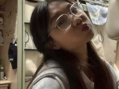 搞笑，她觉得自己笑得很好看嘛？