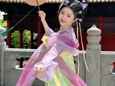 霓裳片片晚妆新,古韵悠悠醉人心