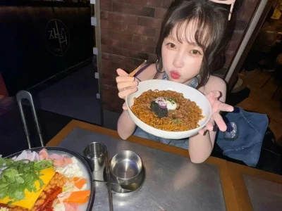 说实话,她真的很不上镜。。。😂