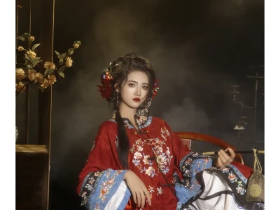 她当然不是旧时代的遗物🍃昆明清汉女写真