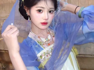 今天是青绿剧组女主啊~