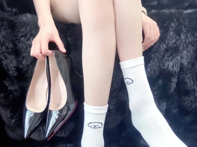 谁懂！袜子+高跟鞋的反差感太绝了