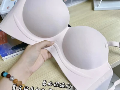 在一号线偷拍到俩身材贼牛掰的女生!