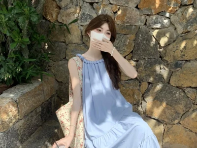 法式甜美蓝色挂脖吊带连衣裙女夏慵懒休闲宽