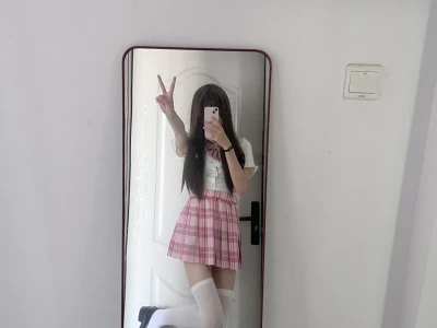 谁还没尝试过白色过膝袜