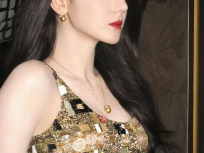 迪丽热巴金色长裙