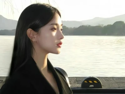 𝙒𝙚𝘾𝙝𝙖𝙩｜高级感侧脸神颜女生头像