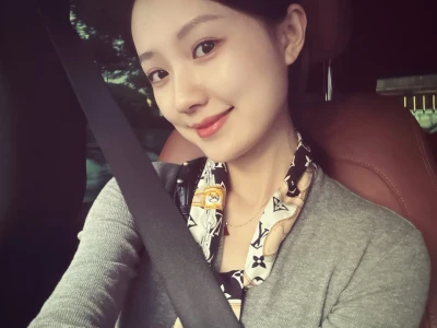 她们都迷人,我不一样,我不理人