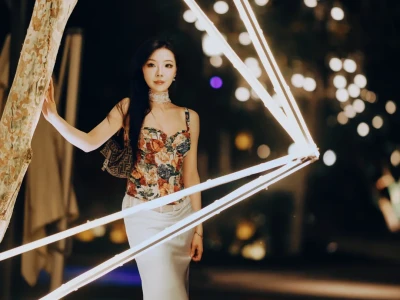夜色清幽映美人,娇艳如花绽芳华。