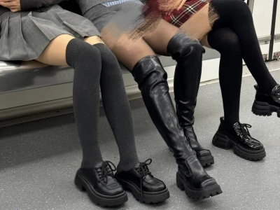 坐地铁看见的，夸张了。。。
