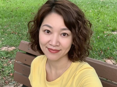 50岁怼脸拍能看到淡淡的皱纹，但那又怎样？