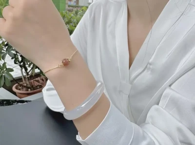 天然冰种高冰玛瑙手镯白月光镯子女款翡翠玉