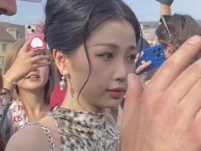 脸很美 就是这丑衣服。。。