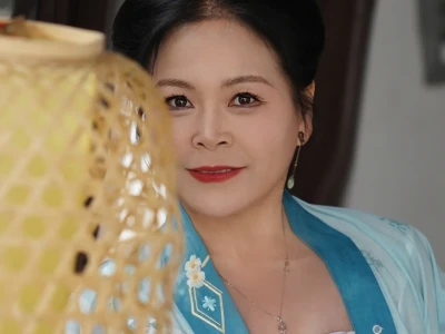 翠衣薄纱如花艳,柳眉凤眼俏佳人