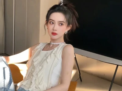 爱笑的女孩在天上飘~