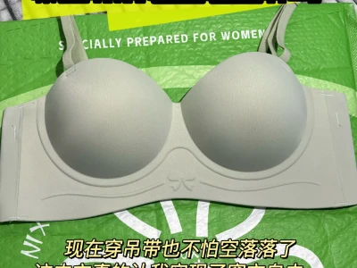 没忍住 在地铁上偷拍到一个身材贼好的女生~