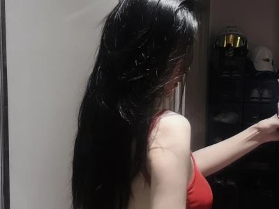 红裙可真是风情万种啊!正面已经算好看了