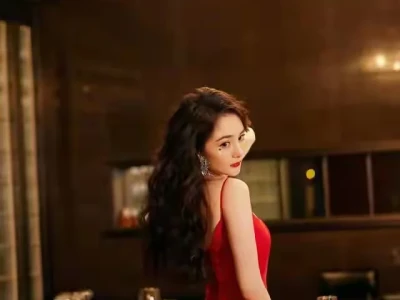 杨幂|身着红色抹胸长裙的魅力女神