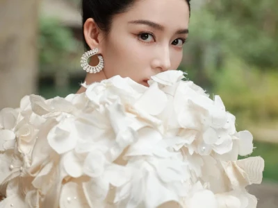 李沁美得越来越靠谱了！高定美成月光女神