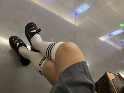 过膝袜回头率也很高呀,在地铁上被盯着看