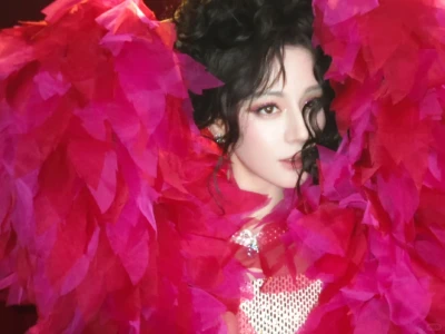 此女一年比一年红 永远明媚
