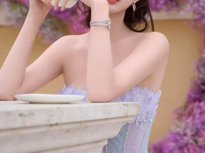 #孟子义 一袭淡紫色抹胸纱裙,美得令人心醉
