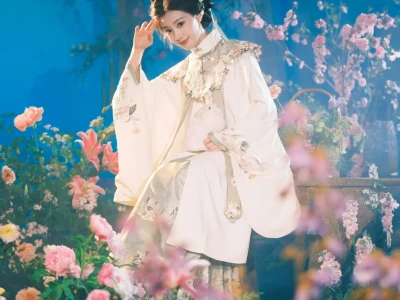 王鹤润| 疑是仙女下凡来 回眸一笑胜星华
