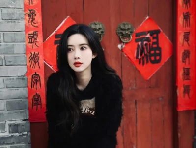 虽然她唱歌跑调，但是是真的好看