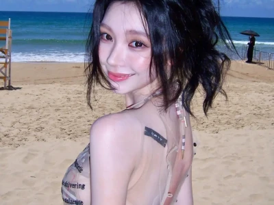 不是,,她也太不上镜了。。。