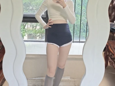 甜妹的灰色系运动风穿搭