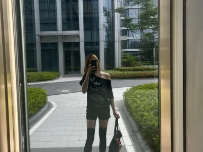 斜肩+过膝袜◾️这样穿尊嘟好显腿长