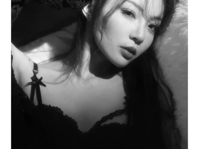 看一眼就沦陷的❗性感轻私发少女写真