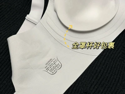 75E大胸穿上瘾了😭