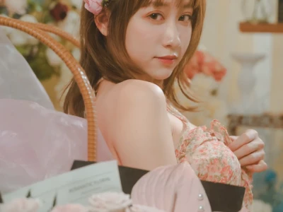 花房里的纯欲轻私房写真💐