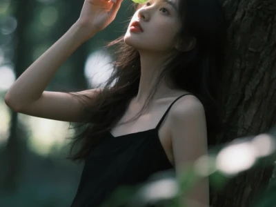 山林里被阳光拥抱的女孩
