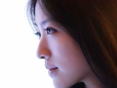 施忆佳 能驾驭大红大金颜色的女人绝非俗物