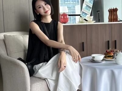 灿烂 大方 自信 明媚