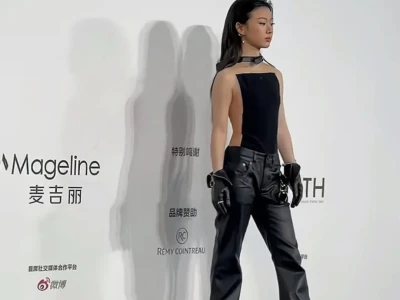 我勒个,单依纯生图长这样的吗??……
