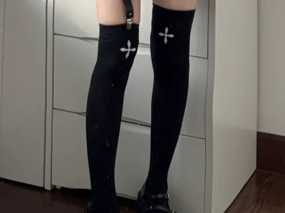 腿环和十字架过膝袜绝配