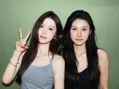 当我和朋友模仿韩女的拍照方式
