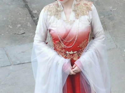 李青月/花如月红白色渐变纱裙妆造