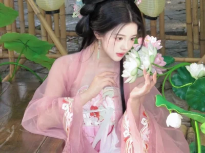 呦!快瞧这池塘里的荷花怎么成精啦👀