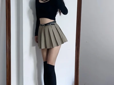 高妹穿搭 我愿称长筒袜是百褶裙的灵魂CP🖤