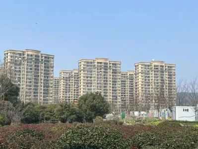 把两年前的会议内容照搬到今日,房地产研报出现AI幻觉,但“出了事,签字的是分析师”