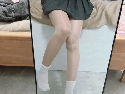 布灵布灵的丝袜+奶乎乎的小白袜