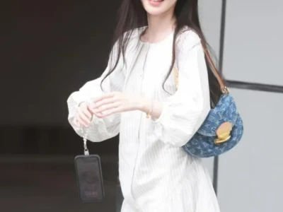 不是。。这姐原相机下就长这样吗？！