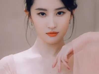 刘亦菲之美:眉眼神韵绝,面若桃花绽,气质